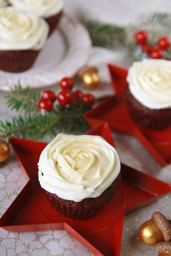 Babeczki Red Velvet z serkowym kremem