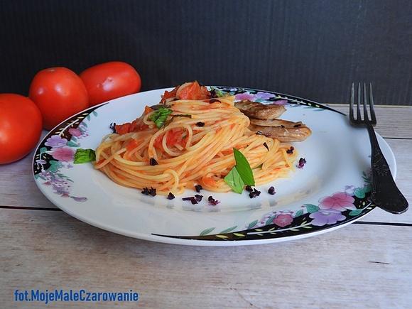 Spaghetti z sosem pomidorowym i kurczakiem