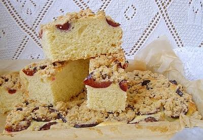 Drożdżowe ciasto ze śliwkami i cynamonową kruszonką
