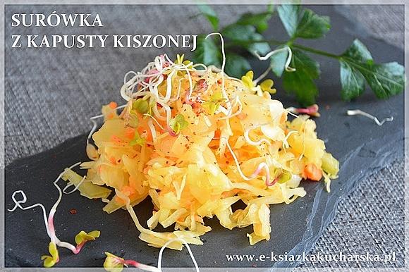 Surówka z kapusty kiszonej z jabłkiem i cebulą