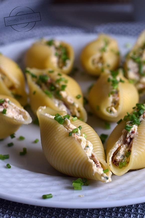 Muszle makaronowe faszerowane serkiem i suszonymi pomidorami
