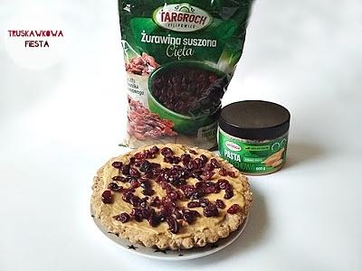 Tarta z kremem orzechowym i żurawiną