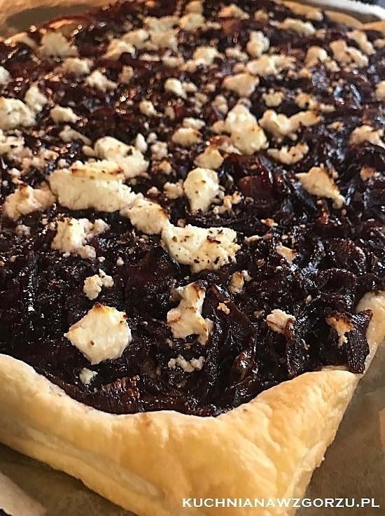 Tarta z karmelizowaną cebulą i fetą na cieście francuskim