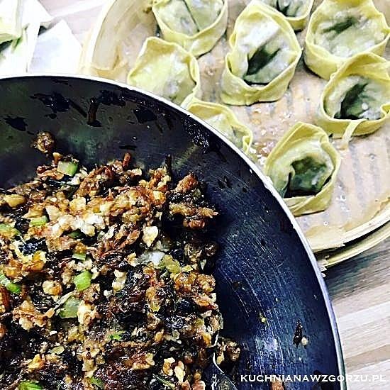 Pierożki z ciasta won ton z nadzieniem z mięsa wieprzowego