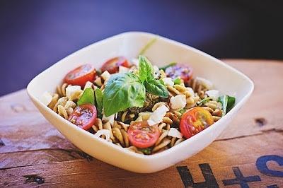 Bezglutenowe danie z makaronem fusilli teff, pesto, parmezanem i kaparami