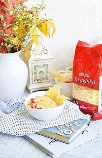 Zupa z mango i chipsem z makaronu