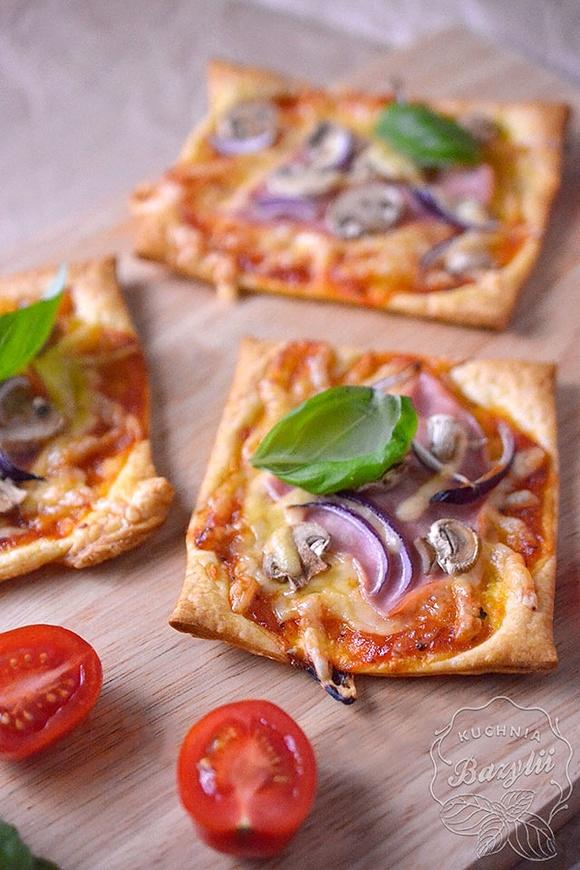 Mini pizze z ciasta francuskiego z szynką