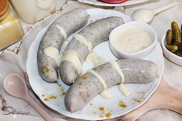 Biała kiełbasa z jogurtowo-majonezowym sosem curry