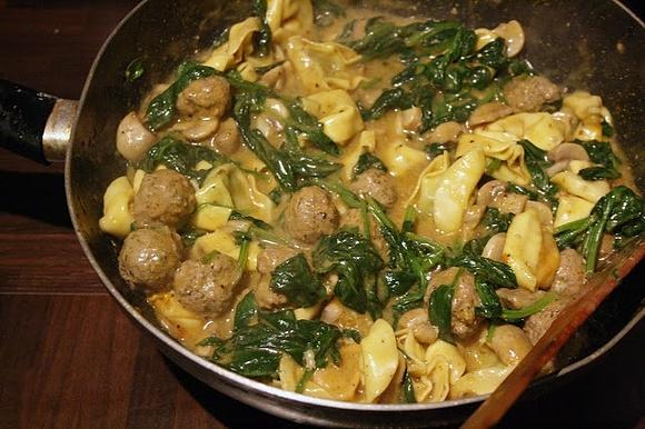 Tortellini z klopsikami i szpinakiem
