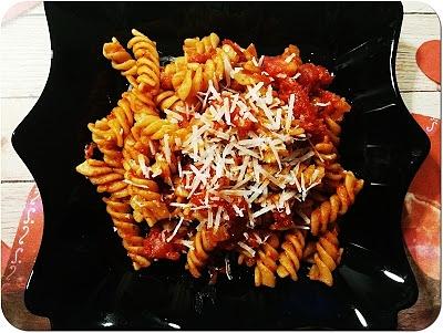 Świderki w sosie pomidorowym z parmezanem