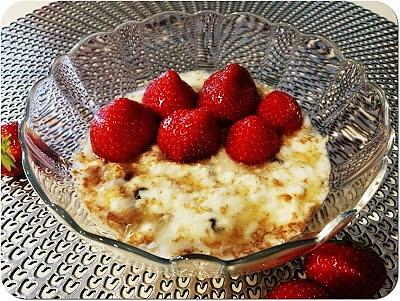 Jogurt naturalny z otrębami owsianymi i truskawkami