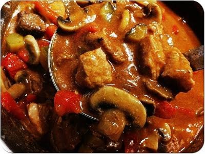 Strogonow - klasyczne danie mięsne w sosie śmietanowym