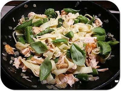 Tagliatelle z łososiem i szparagami