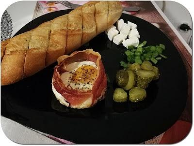 Jajka zapiekane w kokilkach z szynką parmeńską