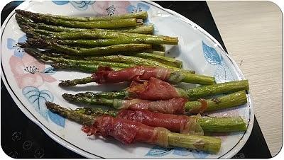 Zielone szparagi w szynce parmeńskiej z parmezanem