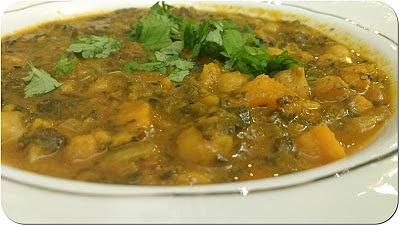 Warzywne curry ze słodkimi ziemniakami, ciecierzycą i szpinakiem