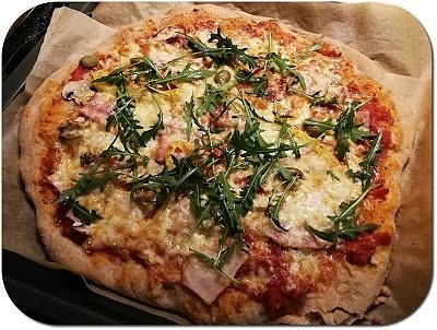 Pizza z szynką i rukolą