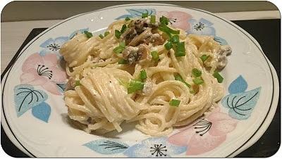 Spaghetti z sosem serowo-pieczarkowym