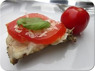 Grillowany kurczak z parmezanem pomidorem i bazylią