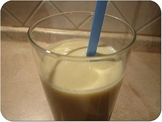 Kremowy smoothie brzoskwiniowo-bananowy