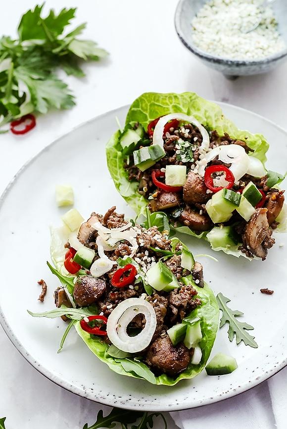 Lekkie taco z wołowiną na liściach sałaty