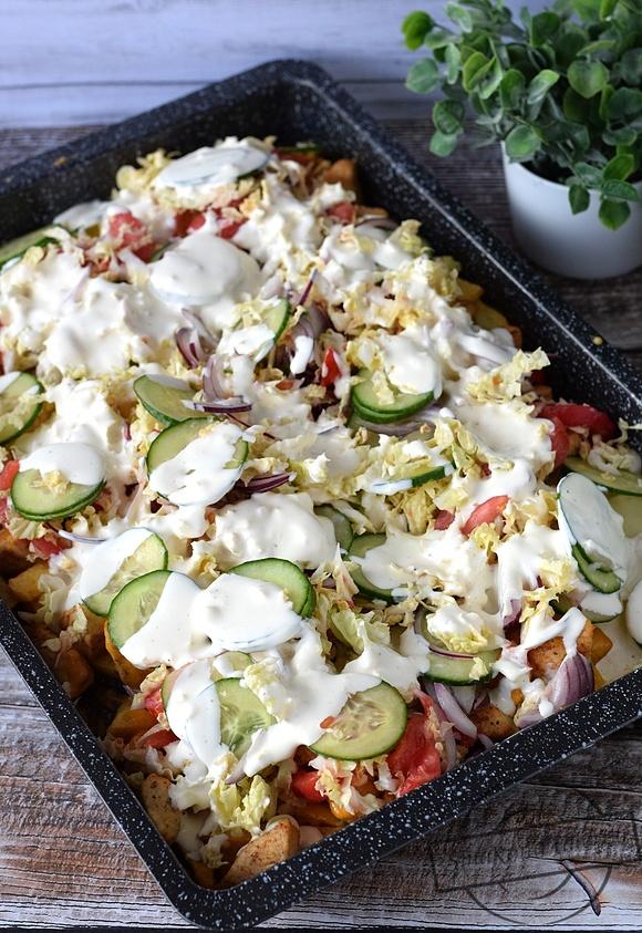 Kapsalon – holenderski fast food z frytkami, mięsem i sałatką
