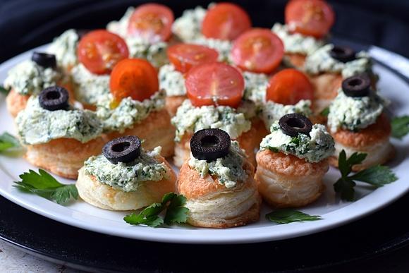 Parmezanowe krążki z ciasta francuskiego z fetą, migdałami i pietruszką