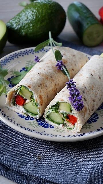 Wrapy wegetariańskie z awokado