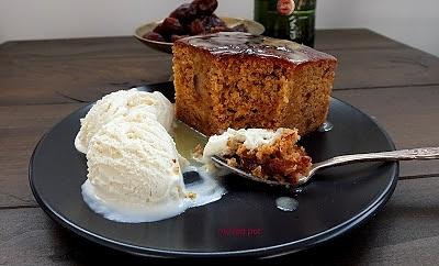 Zimowe ciasto z kremowo maślanym sosem i whisky