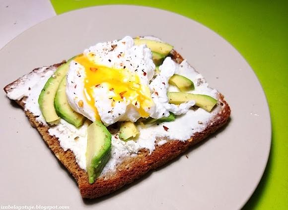Tost z awokado i jajkiem w koszulce