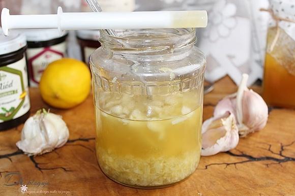 Domowy syrop z czosnku, miodu i cytryny na odporność