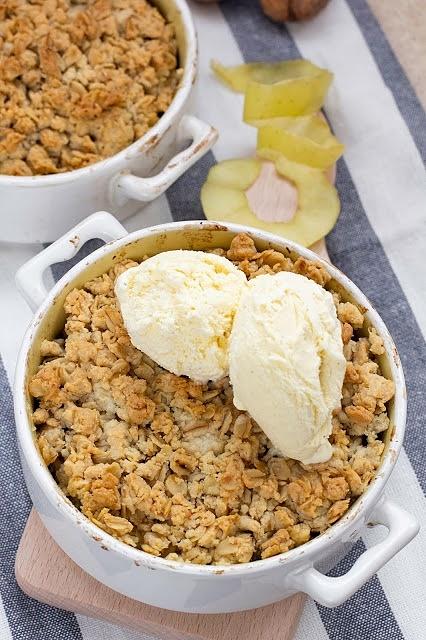 Jabłkowe crumble z orzechami włoskimi