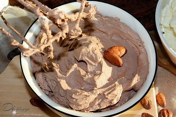 Kakaowy krem z mascarpone i kremówki bez żelatyny