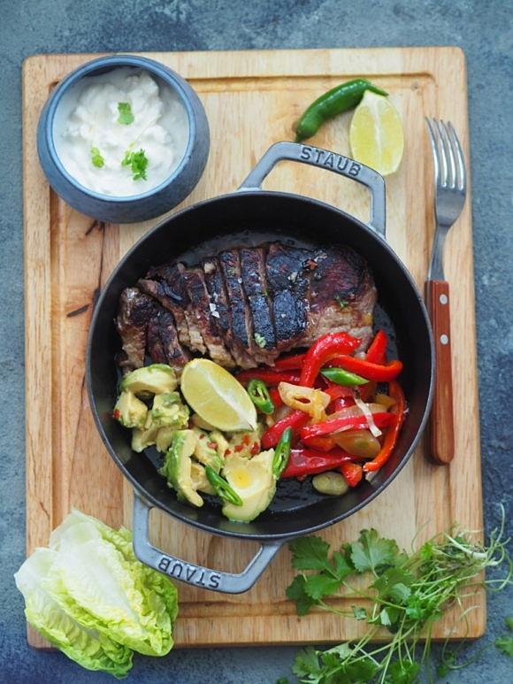 Fajitas ze stekiem, awokado, papryką i cebulą w kuchni meksykańskiej