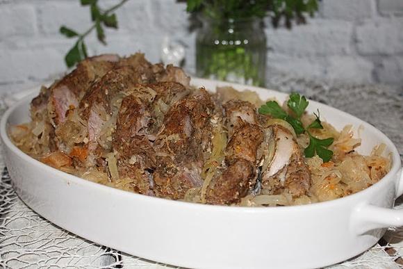 Karkówka w kiszonej kapuście nadziewana cebulą