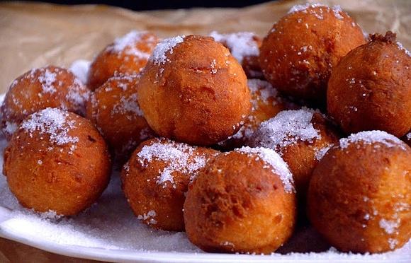 Castagnole di ricotta włoskie mini pączki na karnawał