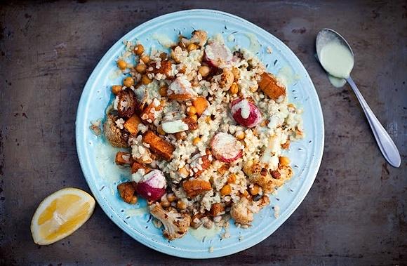 Sałatka z kaszy bulgur z ciecierzycą i pieczonymi warzywami