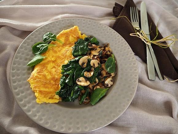 Omlet ze szpinakiem i pieczarkami