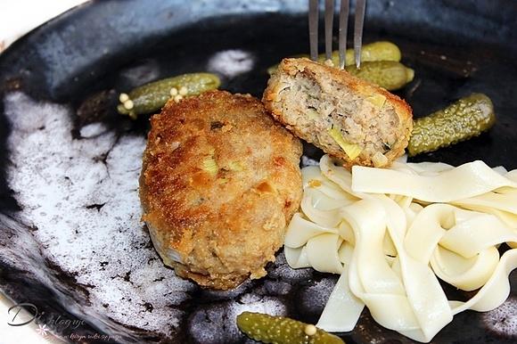 Kotlety mielone z porem, śmietaną i pieczywem graham