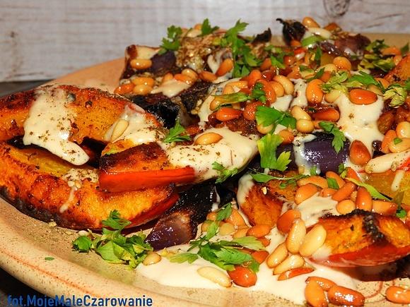 Pieczona dynia piżmowa z czerwoną cebulą i tahini