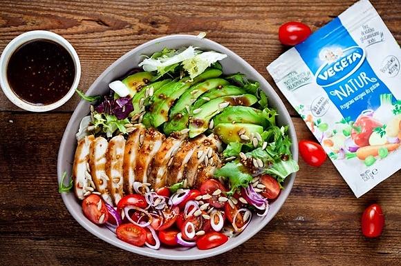 Sałatka z kurczakiem avocado i pomidorkami w sosie musztardowo-balsamicznym