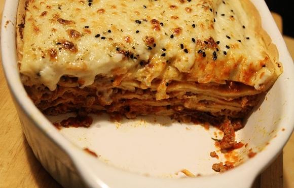 Naleśnikowa lasagne z mięsem i sosem pomidorowym
