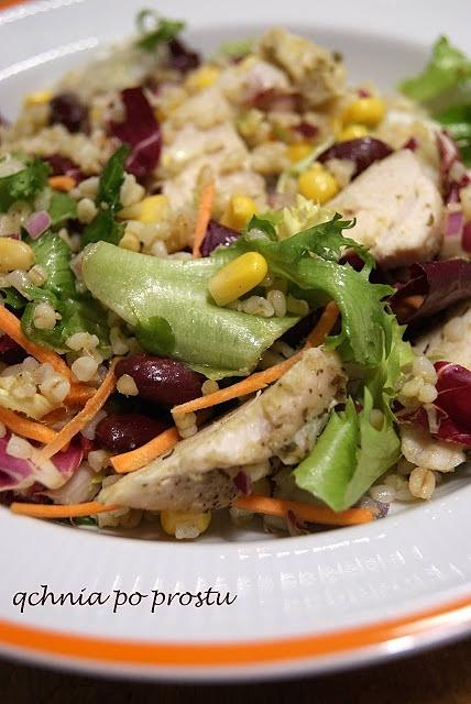 Sałatka z pieczonym kurczakiem i kaszą bulgur