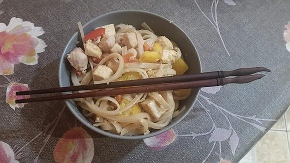 Pad Thai z kurczakiem, tofu i warzywami