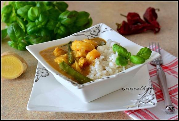 Rybne curry z krewetkami i groszkiem cukrowym