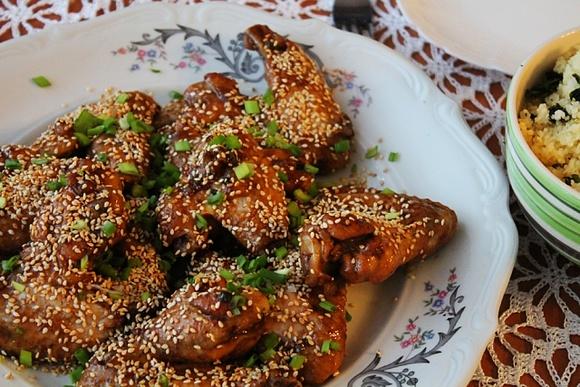 Skrzydełka kurczaka teriyaki z sezamem i chili