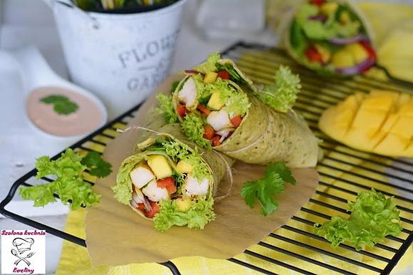 Tortilla z indykiem, warzywami i mango