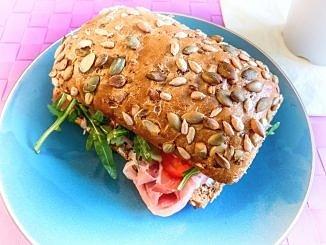 Pyszna kanapka z mozzarellą
