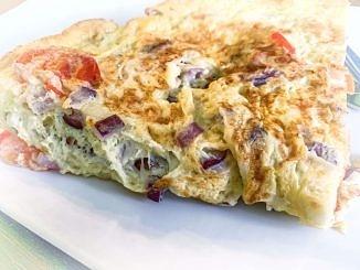 Błyskawiczny omlet z pomidorami