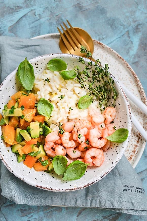 Porowe risotto z krewetkami, awokado i pomidorem